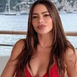 Njen poletni videz je prava paša za oči: Sofia Vergara v očarljivi pregrešno dragi obleki ukradla vse poglede