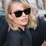 Komplet, ki spominja na spalno srajco: Margot Robbie pokazala, kako ga nositi na šik način