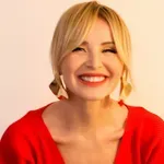 Danijela Martinović navdušila v poletni opravi, ki ji je pisana na kožo (našli smo podobne modele)