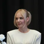 Oprijeta krila kraljujejo jeseni, Jeleni Rozgi pa ta model pristaja kot ulit