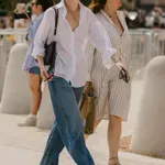 Retro kavbojke za jesen: V ospredje prihaja bootcut model z nizkim pasom