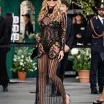 Heidi Klum pri 53 letih navdušila v drzni kampanji za Calzedonio: Prosojna čipka sprožila plaz komentarjev
