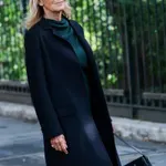 Kaj obleči na pokopališče, ko je mraz: S temi kosi ne morete zgrešiti, so elegantni a še vseeno primerni