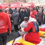 Djed Mraz na čamcu: Rafting klub „Tuzlak“ obradovao mališane na Trgu slobode (VIDEO)