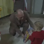 Grad Tuzla podijelio 2.300 novogodišnjih paketića najmlađima (VIDEO)