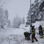 Snijeg otežao saobraćaj, vatrogasci na terenu
