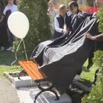 Otkrivena spomen klupa u znak sjećanja na Ajlu Nuhanović (VIDEO)