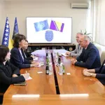 UN rezidentna koordinatorica u BiH Spence u Tuzli odala počast žrtvama Kapije, sastala se s gradonačelnikom Lugavićem