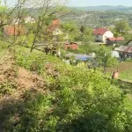 Klizište u Tuzli prijeti kućama, mještani bez pomoći nadležnih