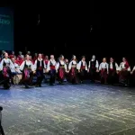 “Ljeto počinje igrom”: Mladost i tradicija UKUD-a „Zvonko Cerić“ oduševili tuzlansku publiku (VIDEO)