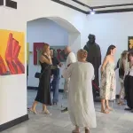 Kaleidoskop: Otvorena izložba Rebeke Abdagić: „Obojena revolucija ili kako naslikati spomenik“ (VIDEO)