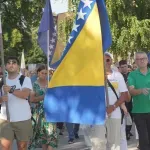 Građani Tuzle dostojanstvenom šetnjom odali počast žrtvama genocida u Srebrenici (VIDEO)