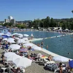 Crveni meteoalarm za Tuzlu: Građani spas od vrućina potražili na Panonskim jezerima (VIDEO)