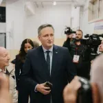Denis Bećirović glasao na biračkom mjestu u Tuzli