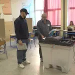 MZ Tušanj: Glasanje protiče bez većih problema, zabilježene poteškoće sa skeniranjem otisaka prstiju starijih sugrađana (VIDEO)