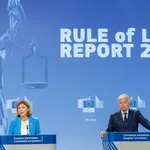 Objavljeni izveštaji Evropske komisije o vladavini prava: U Srbiji pravosuđe “visoko politizovano”, sloboda medija upitna, ograničenja u radu Skupštine