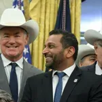 Ima vlastiti novčić, usko krojenu jaknu i oklopni BMW: Tko je Trumpov “šerif” na čelu FBI-ja