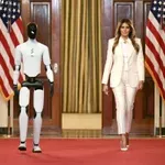Što treba znati o AI robotu i njegovom vlasniku milijarderu koji se pojavio uz Melaniju Trump