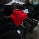 SAD ublažava neke sankcije na rusku naftu, ali cijena sirove nafte ostaje iznad 100 dolara