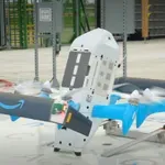 Amazonov dron prvi put dostavio pakete kupcima u Europi