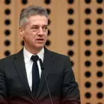 Po sestanku premierja Goloba in Petrola bodo spor reševali na ravni ministrstev
