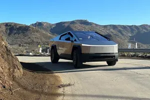 Tesla odpoklicala več tisoč futurističnih tovornjakov