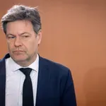 Nemški minister ostro kritiziral proteste proti Tesli: To ima svoje meje