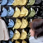 Kako “milenijska Birkin torbica” osvaja svet, ponekod jo celo zmanjkuje