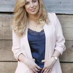 Ana Tavčar že skočila v bele kopalke: Tega kipečega dekolteja nihče ni spregledal
