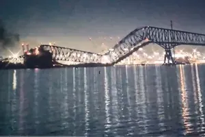 Šokanten posnetek trenutka, ob katerem zaledeni kri: ladja trčila v znameniti most (VIDEO)