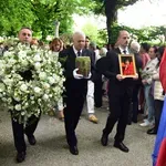 Čustven posnetek s pogreba Mance Košir: poglejte, kako so se poslovili od priljubljene profesorice in novinarke (VIDEO)
