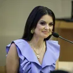 Nina Osenar Kontrec v kopalkah: Tako zapeljiva je naša voditeljica v mini bikiniju, kipeče obline vas bodo navdušile