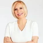 Priljubljeno voditeljico Petro Kerčmar zvečer ujeli zunaj televizijskega studia: ob njej je bila prav posebna oseba (FOTO)