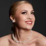 Okrogel jubilej pevke Eve Černe Avbelj bo zaznamoval poseben dogodek (glasbeni spektakel z mogočno spremljavo)