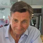 Borut Pahor med sprehodom na Kitajskem obstal kot vkopan: kar je zagledal na pločniku, ga je pustilo odprtih ust (FOTO)