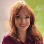 Mojca Mavec pritegnila poglede v seksi rdeči obleki: najbolj zanimiv detajl se skriva zadaj (FOTO)