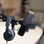 Znani voditelj zapušča Radio 1: ta skrivnostna objava zdaj razkriva vse (tudi to, kam odhaja)