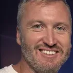 Ta poteza Denisa Avdića močno odmeva: brez milosti zamenjal del ekipe in vanjo pripeljal znanega Slovenca s televizije