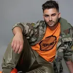 Iz garaže naravnost v Križanke: v Ljubljano na oder prihaja 23-letna TikTok senzacija (potem pa še koncert legende!)