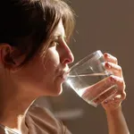 Vsako jutro popijte vodo s ščepcem te začimbe: napitek, ki pospešuje presnovo, topi maščobo in uravnava apetit