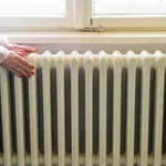 „Preizkusila sem preprost trik za nekaj evrov – dom je občutno toplejši, na računih za elektriko pa sem že prihranila.“