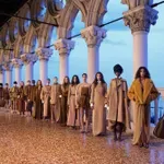 Max Mara Resort 2025 – Módna prehliadka v Benátkach plná luxusu a elegancie