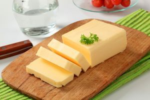 Maslena plošča, kulinarična domislica na TikToku. In odgovor, ali je maslo res tako zelo škodljivo