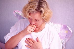 Pljučni rak je tihi ubijalec: Znate prepoznati 4 najbolj očitne simptome, ki bi lahko kazali nanj?