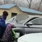 Poklopac za dlaku promašio vozača, kamera snimila dramatični trenutak