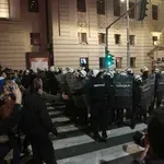 VIDEO Nasilne scene na prosvjedu u Beogradu: Policija rektora držala cijeli dan u Rektoratu, oglasio se Vučić