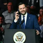 VIDEO Vance s govornice pokušao nazvati "posebnog gosta" pa doživio fijasko: "Pokušat ću još jednom..."