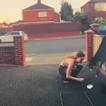 Pokušala nahraniti nepoznatu mačku pa požalila, sigurnosna kamera sve snimila