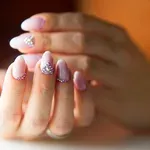 Ovog proljeća u trendu je drago kamenje na noktima, pogledajte kako se nosi u 2026.