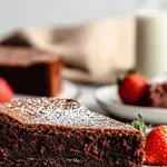 Imate jaja i čokoladu? Napravite sočni kolač bez brašna od samo 3 sastojka